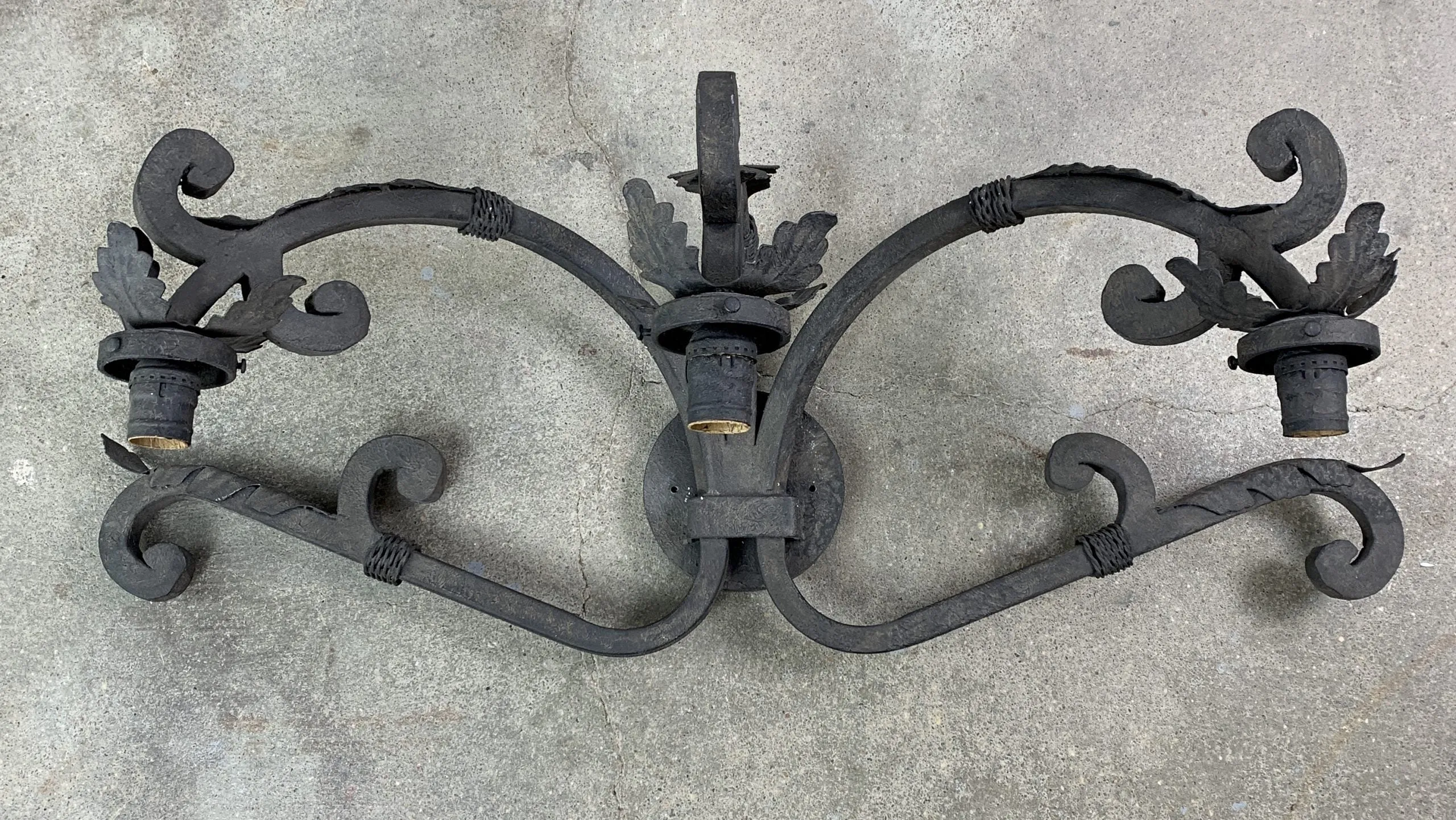 Laura Lee Designs Wall Light Sconce, Iron with 3 Glass Shades